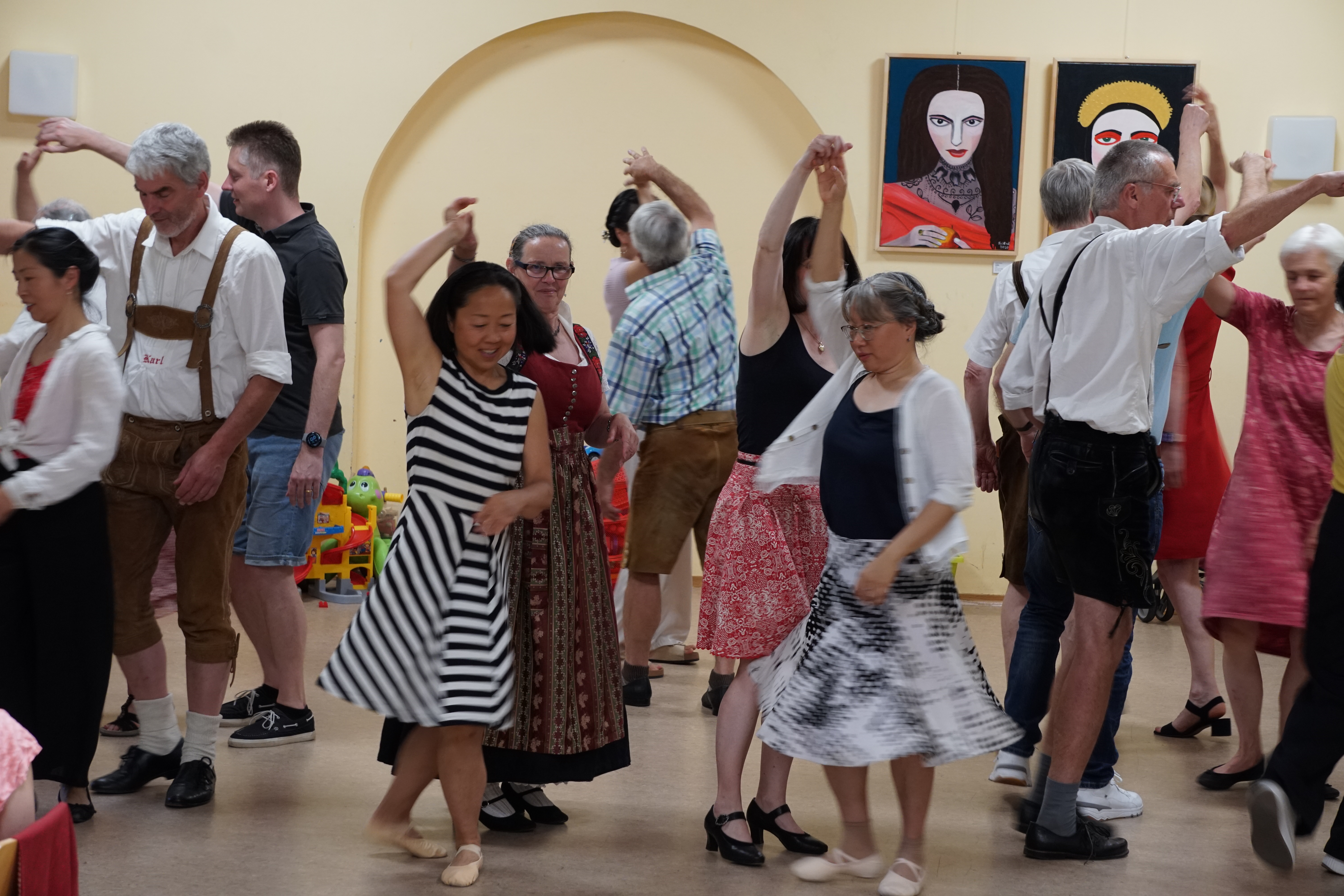 Die Gäste des Sommer-Tanz-Festes im Raum der Begegnung probierten verschiedene Tänze aus.