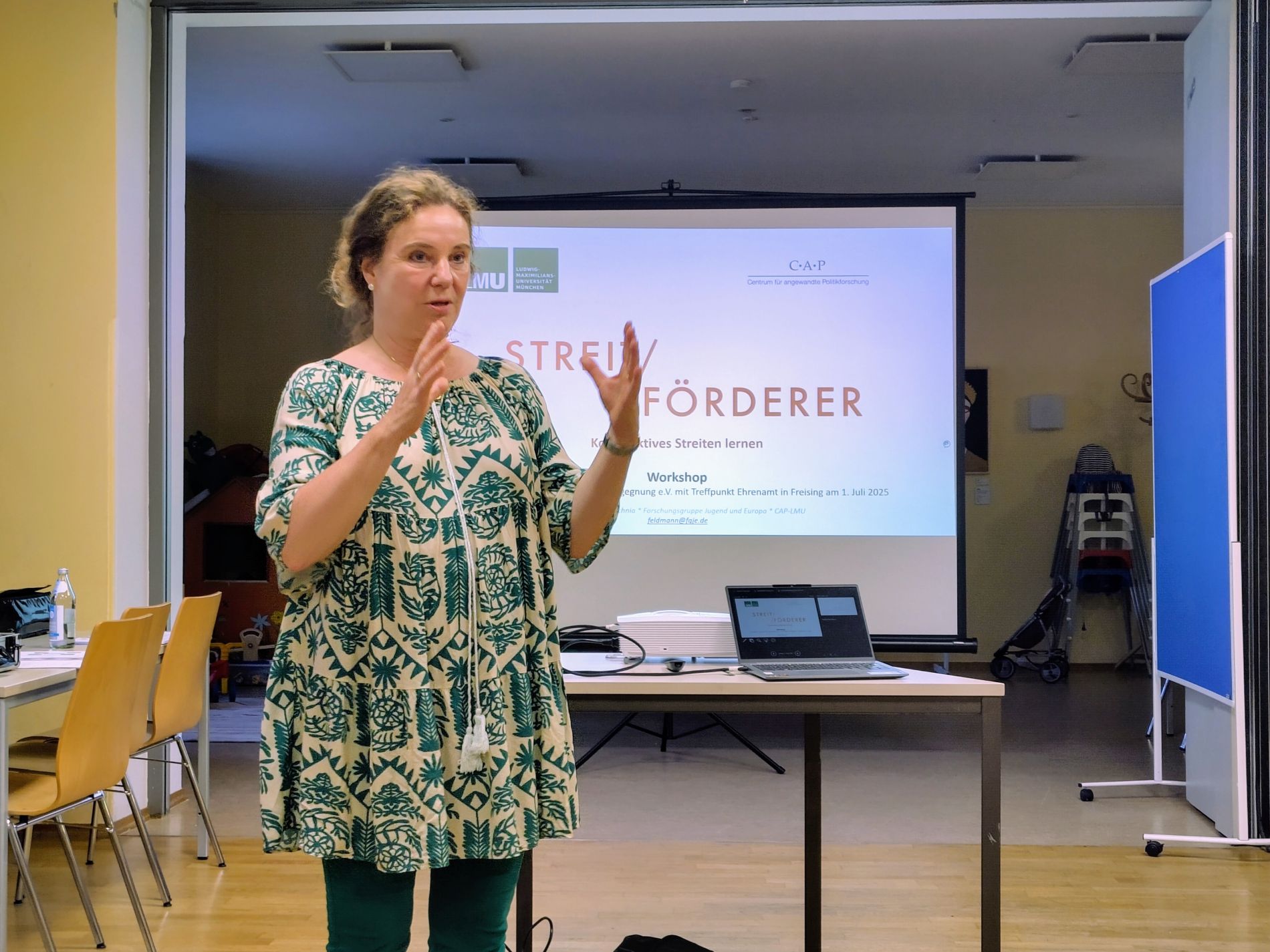 Eva Feldmann-Wojtachnia beim Streitworkshop im Freisinger Raum der Begegnung
